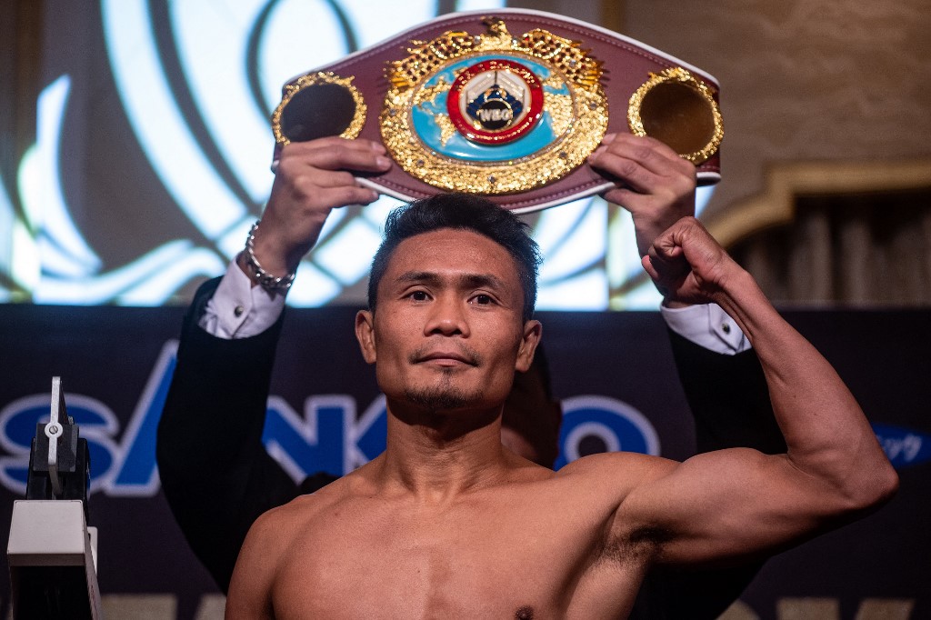 Philippines' Donnie Nietes (L) poses for photographs during the weigh-in for the 'Lifetime Boxing Fights 1' in Macau on December 30, 2018. 