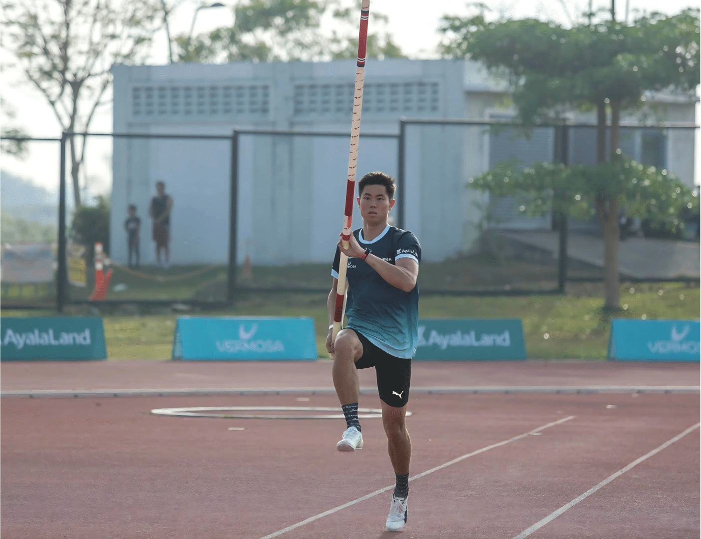 EJ Obiena bounced back on home soil by winning the first-ever Patafa Pole Vault Challenge despite rainy conditions on Tuesday at Ayala Vermosa Sports Hub.